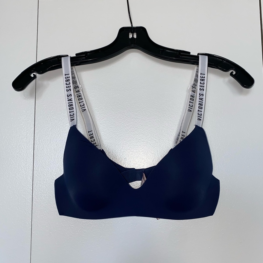 Navy Victoria’s Secret Tshirt lightly lined wireless bra
